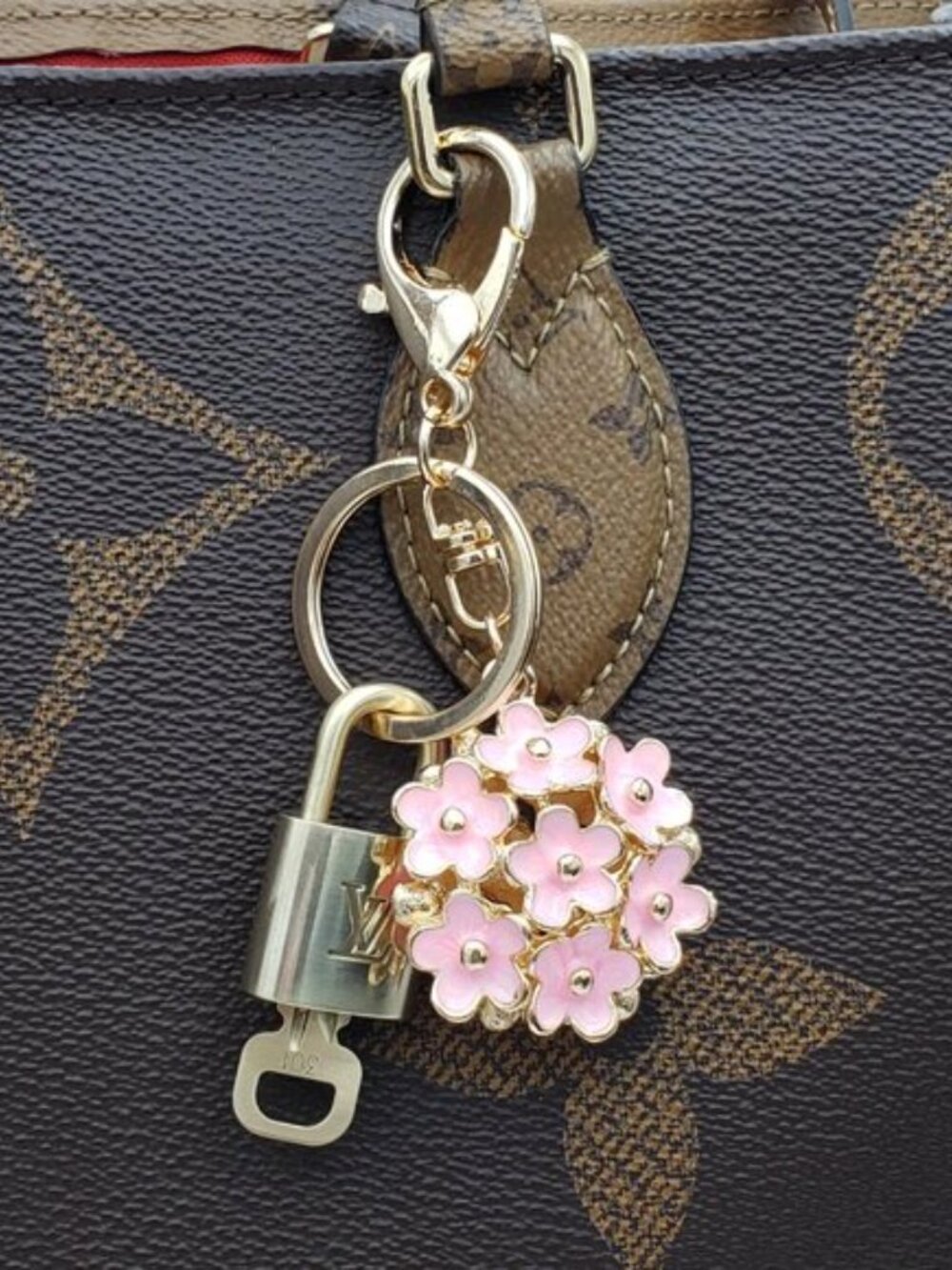 LV Authentic Gold Padlock 🔒 Key Set w/ Unbranded Flower Keychain Charm - Picture 9 of 11